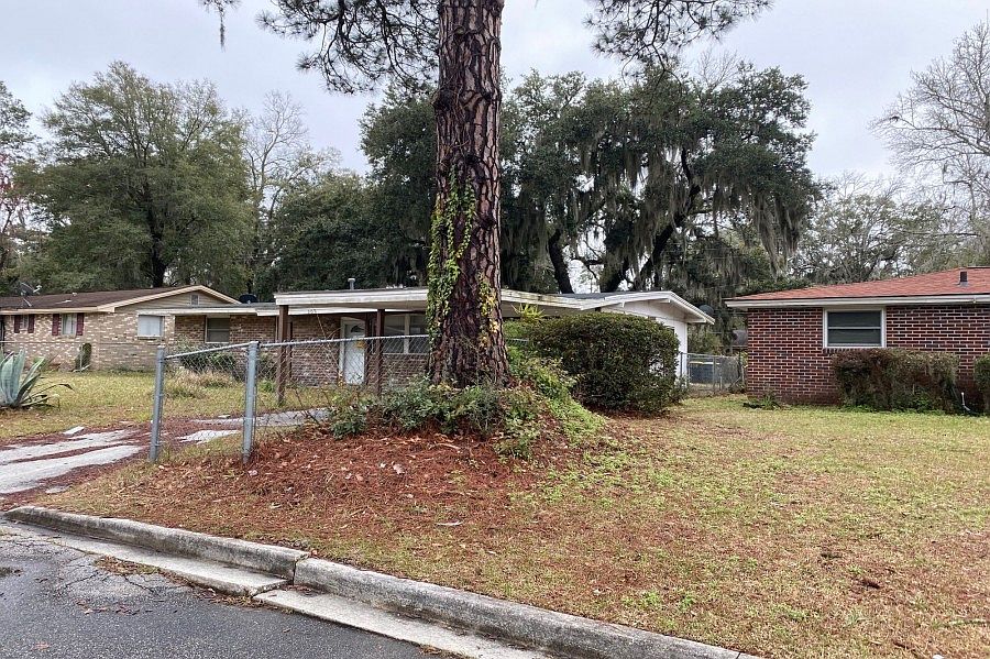 2nd image of 209 Seminole St