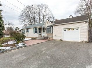 41 Henry St, Sayville, NY 11782