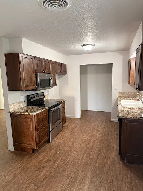3 bed, 1730 sqft, $2,500 — Photo 2