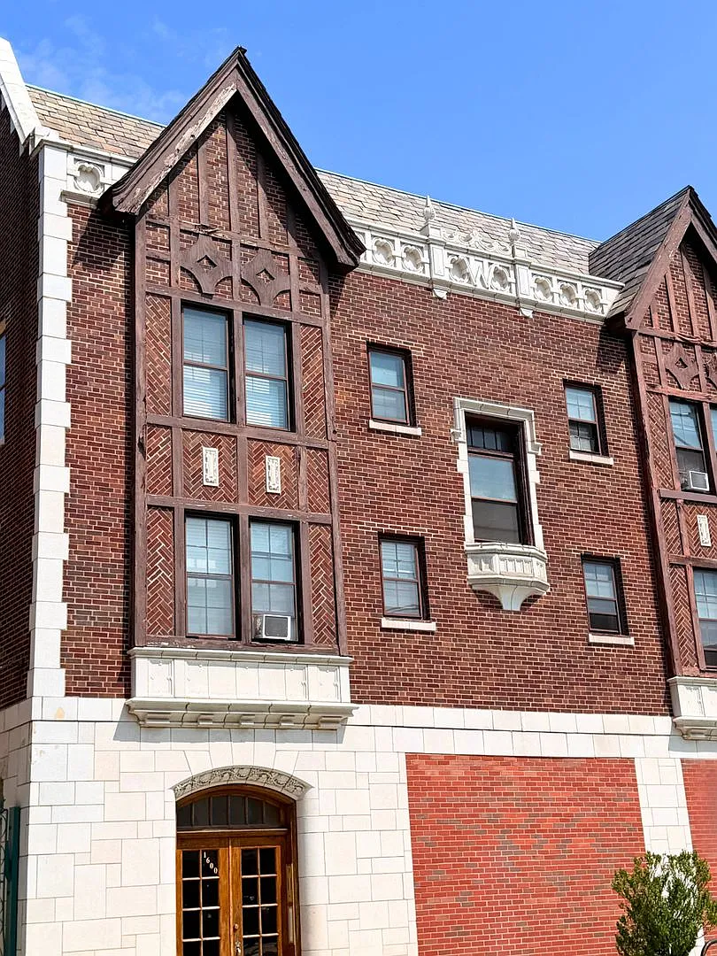 Edgewater Studio with Heat & Cooking Gas Included ~ No Security Deposit ~ Cat Friendly! — Photo 2