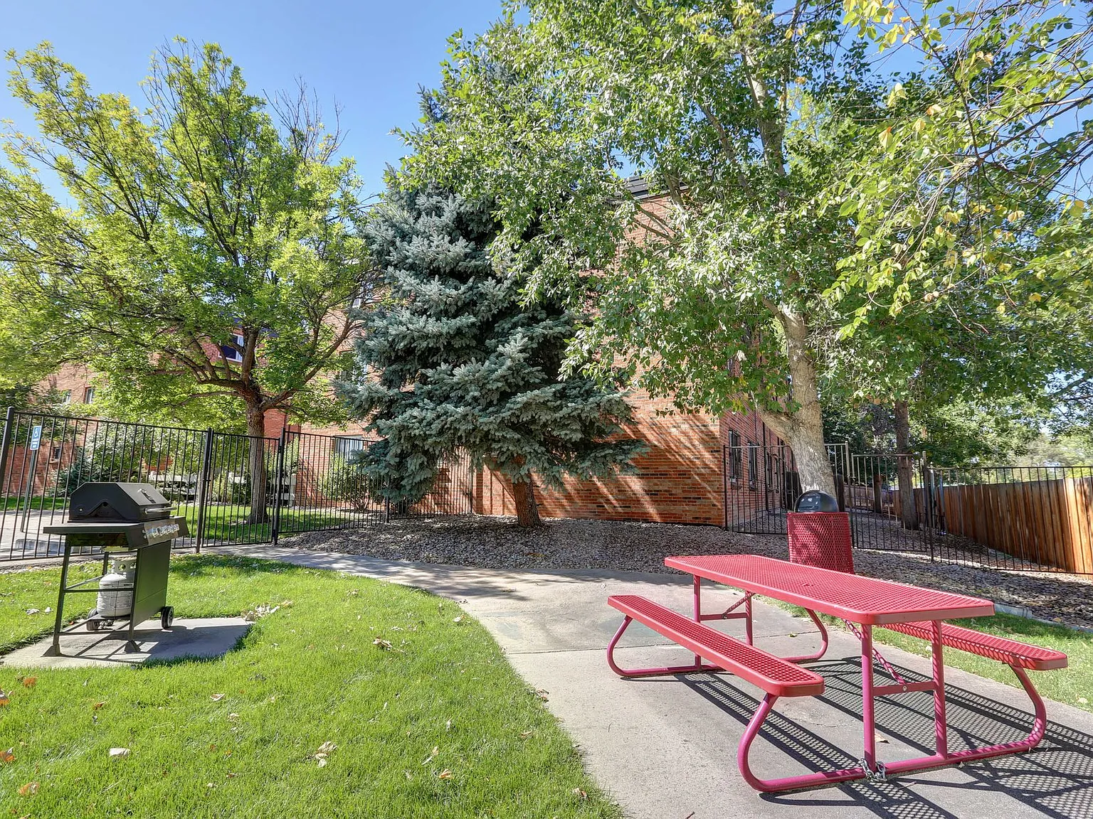 Allison Court Apartments — Photo 4