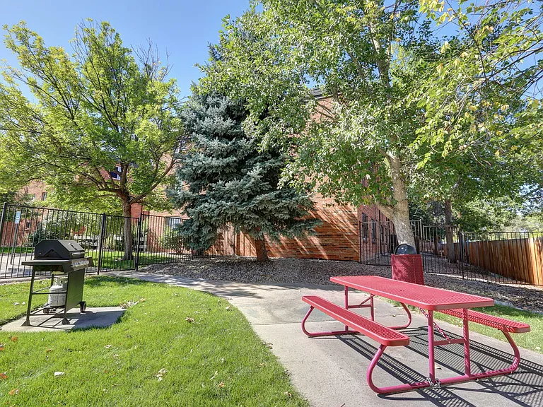 Allison Court Apartments — Photo 4