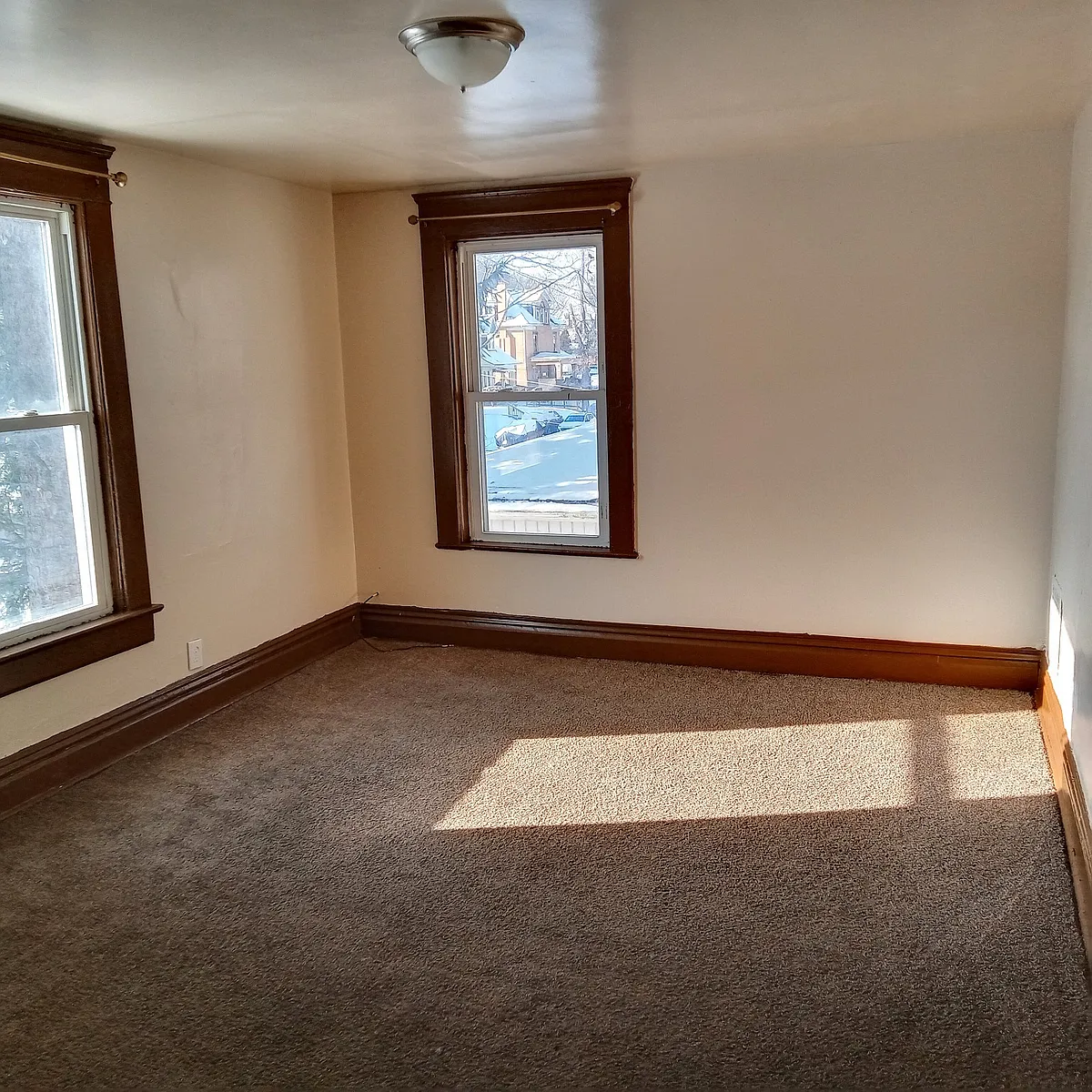 Building Photo - 403 E Wallace Ave