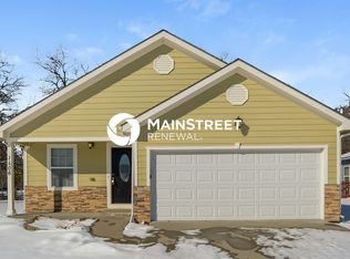 1106 SE Oak Ridge Dr, Oak Grove, MO 64075