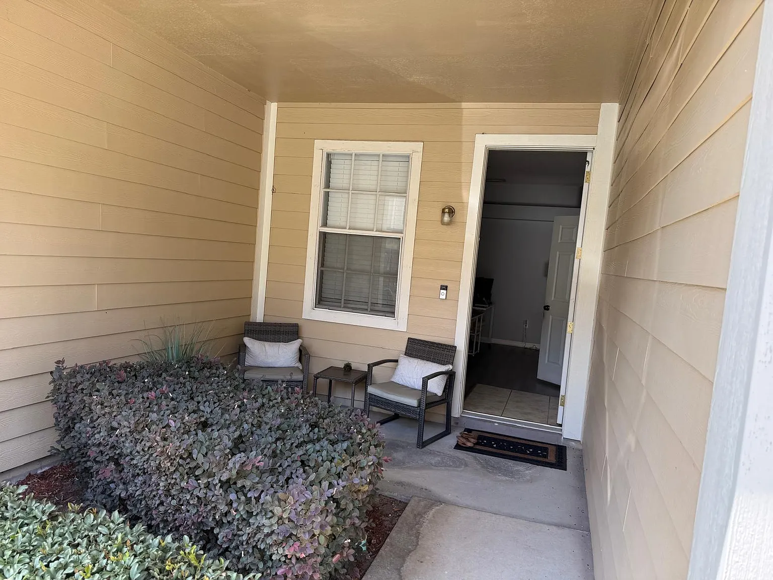 3 bed, 2.5 bath, 2047 sqft, $2,250 — Photo 3