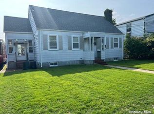 7 Edgewood Rd, Port Washington, NY 11050