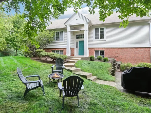 2035 Concord Dr, McHenry, IL 60050