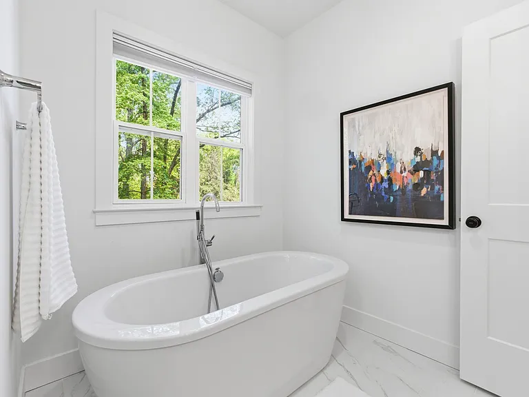 916 Waterview Dr — Photo 3