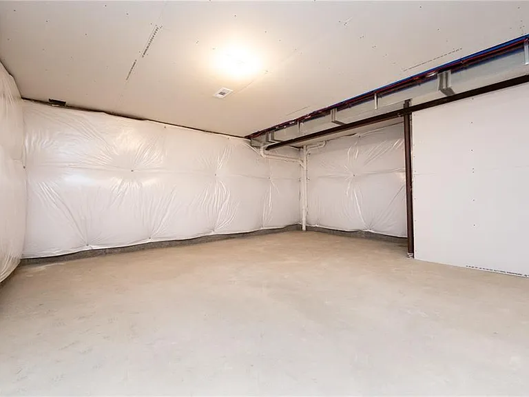 98 Brewster Dr — Photo 31