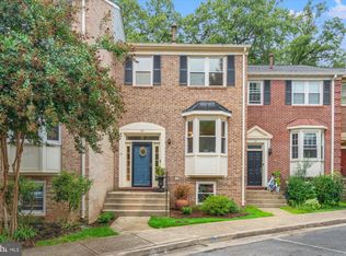 32 Carriage House Cir, Alexandria, VA 22304