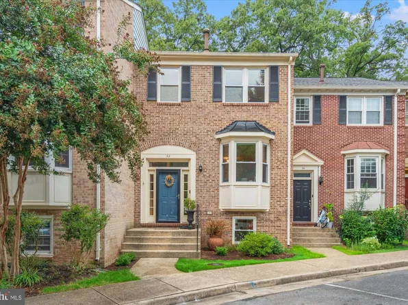 32 Carriage House Cir, Alexandria, VA 22304
