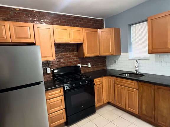 5th image of 827 E Madison St