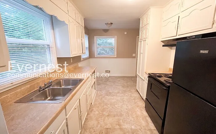 317 Westwood Dr — Photo 3