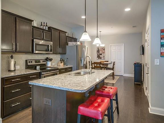 5th image of 510 Vintage Green Ln