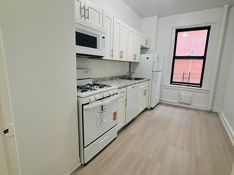 860 W 181st St #47A — Photo 8