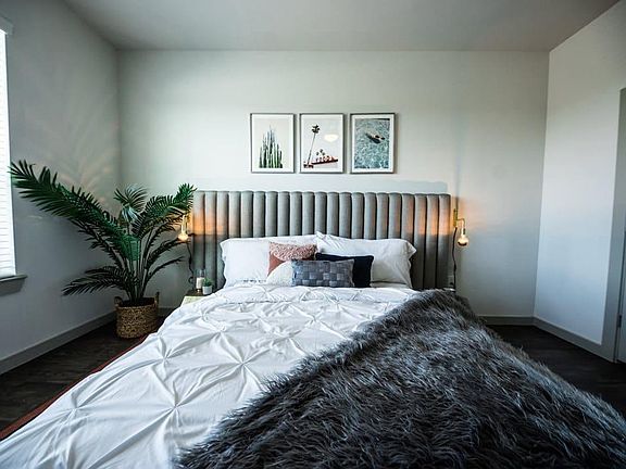 5th image of 1002 E 5th St #315