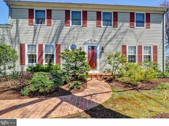 3rd image of 40 Dunbar Dr