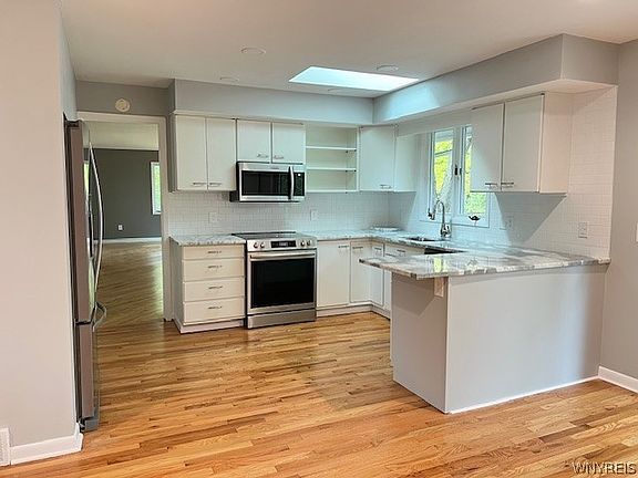 4th image of 103 Simsbury Dr