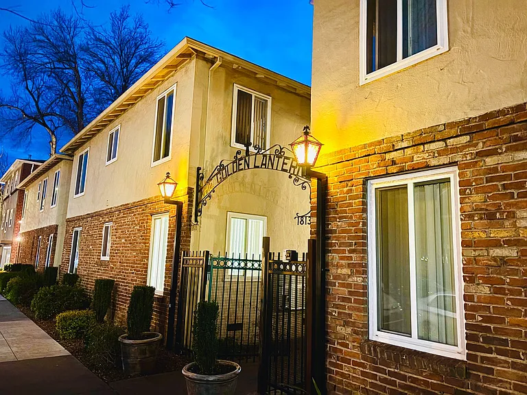 Golden Lantern Apartments — Photo 7