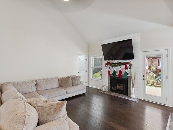 3rd image of 480 Woodtrace Dr