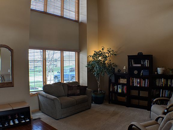 Front Room/Entry (2)