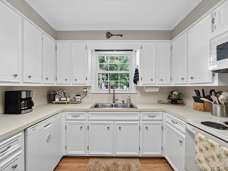 640 Summerest Ct — Photo 3