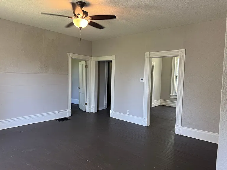 2715 Patee St — Photo 2
