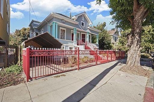 3rd image of 825 N San Joaquin St