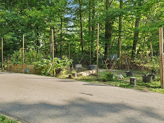 3rd image of 403 W Beaver Dam Ct