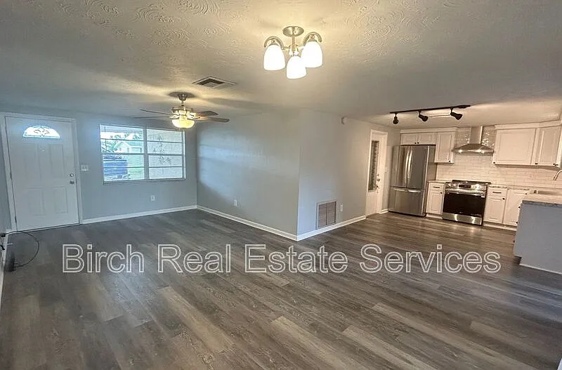 3 bed, 2.0 bath, 1096 sqft, $1,695 — Photo 3