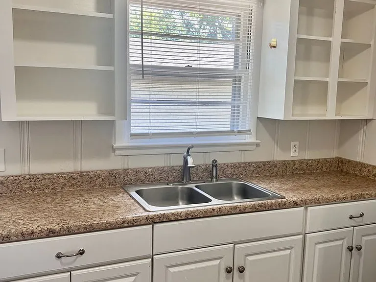 1208 Chester Ave — Photo 6