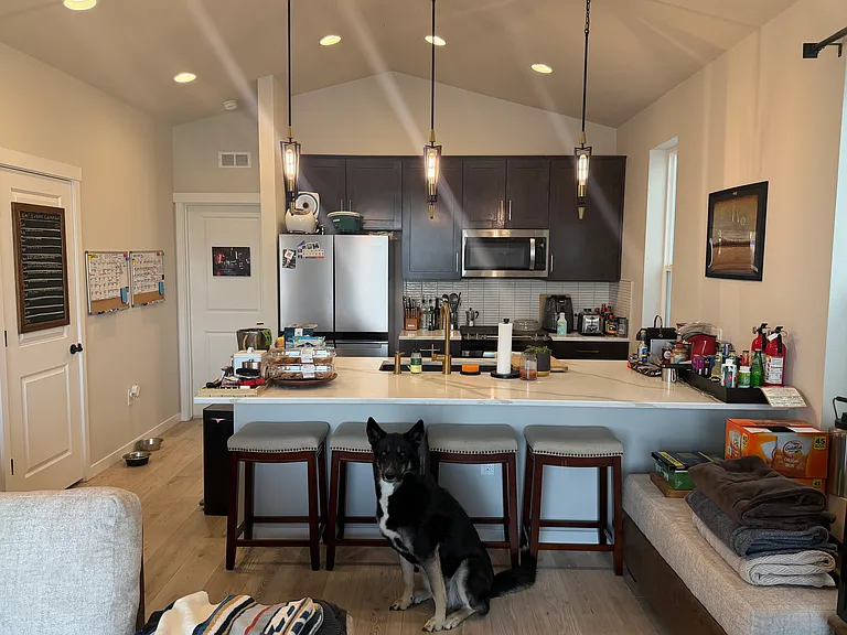 Kitchen area w/island