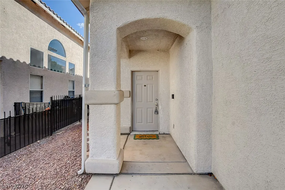 5 bed, 3.0 bath, 2115 sqft, $2,099 — Photo 2