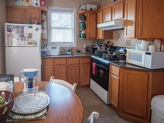 3rd image of 16 Hillside Ave Floor 2