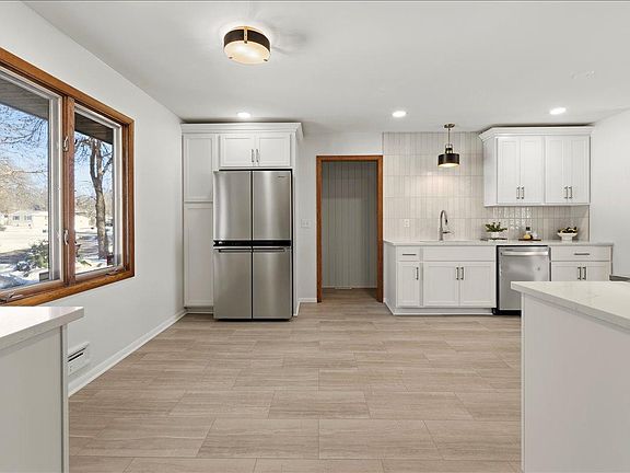 4th image of 2640 Queensland Ln N