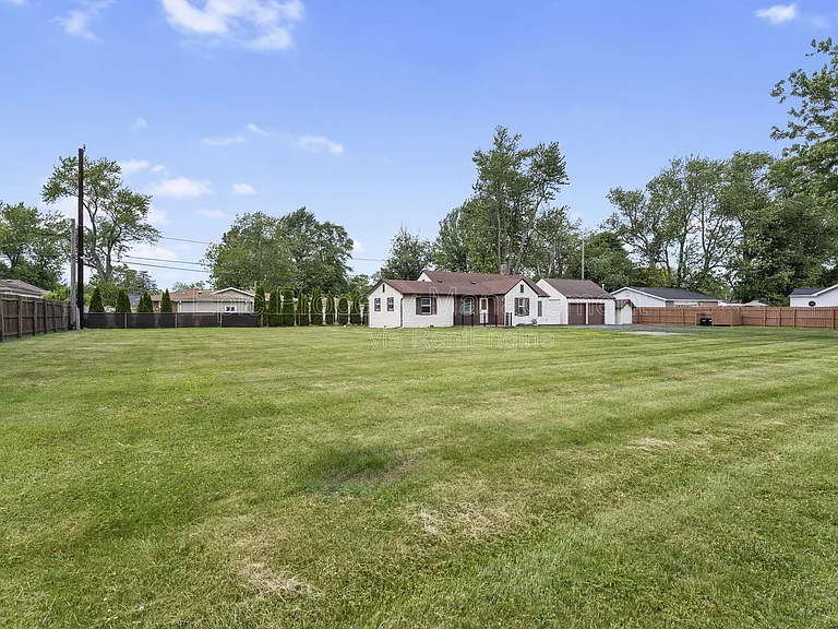 24440 Sylvan Ave — Photo 2