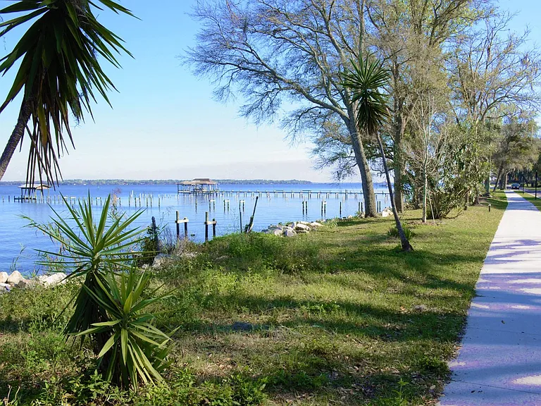 Walking Park on St Johns River, only two blocks away.