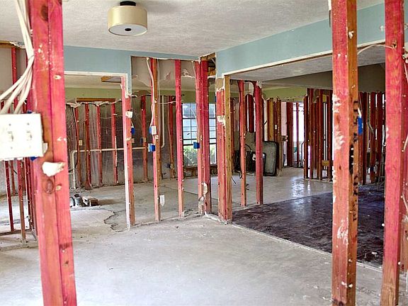 3rd image of 1222 E Pineshadows Dr