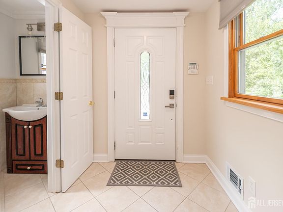 5th image of 135 Summerhill Rd