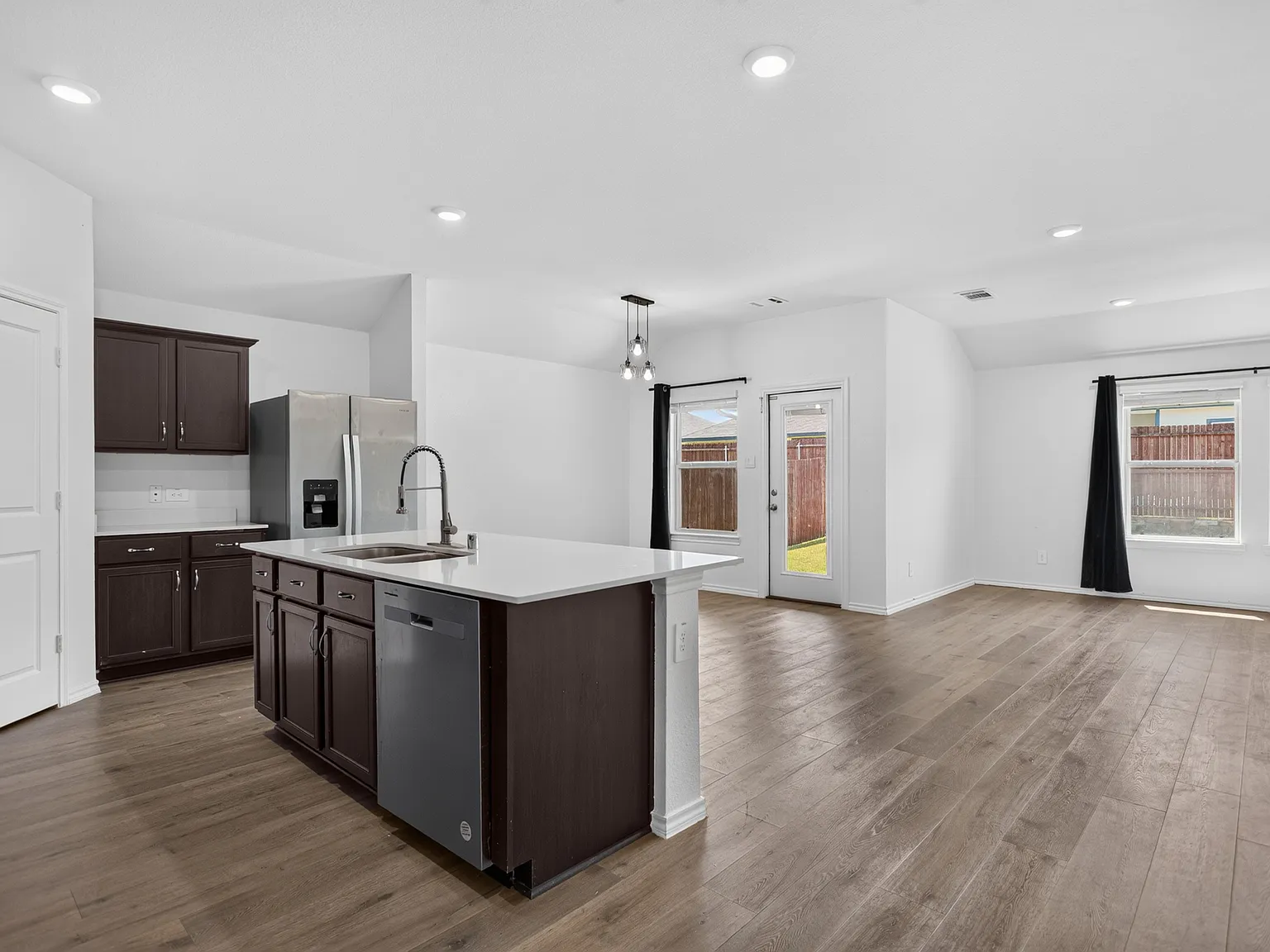 4 bed, 1820 sqft, $2,099 — Photo 3