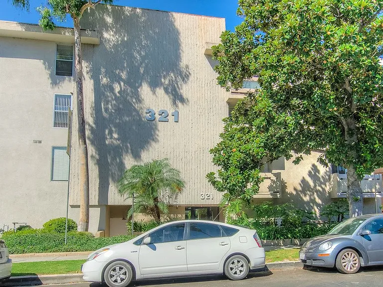 321 S Sherbourne Drive — Photo 16