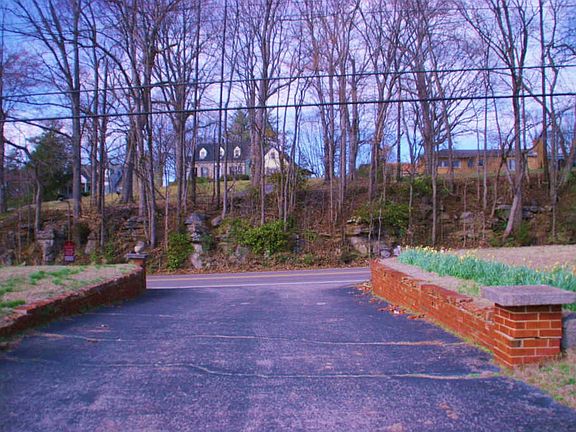 4th image of 1059 Cumberland Dr