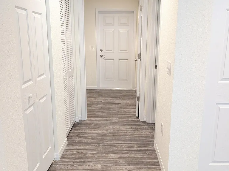 819 NE 10th St #1 — Photo 3