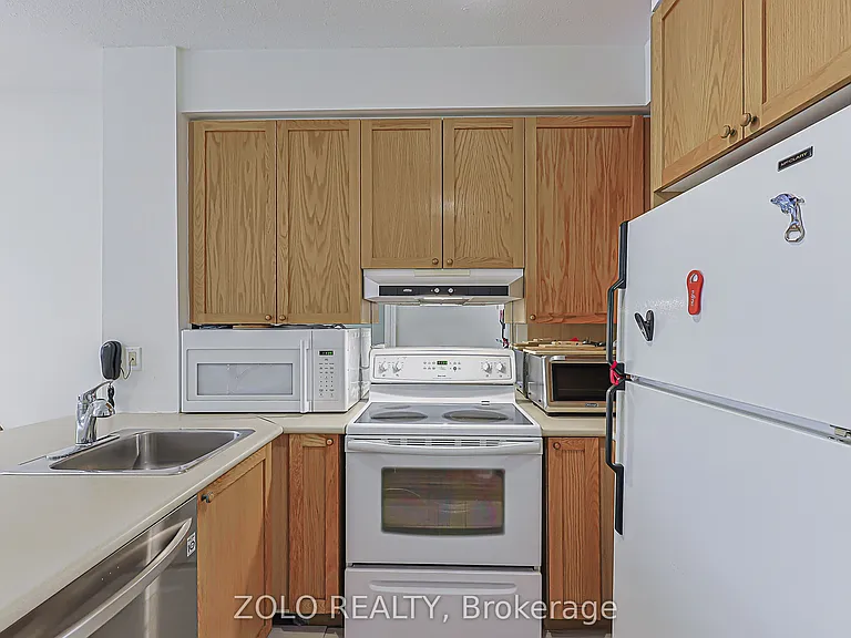 555 Yonge St #804 — Photo 6