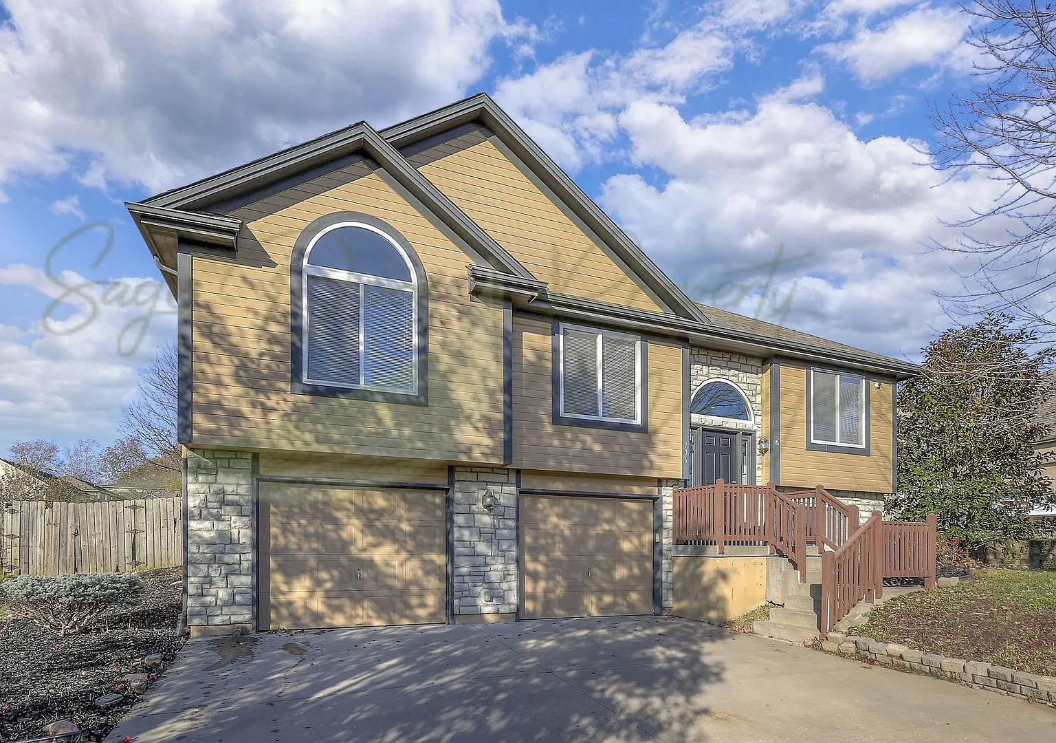Spacious Split Level Home — Photo 2