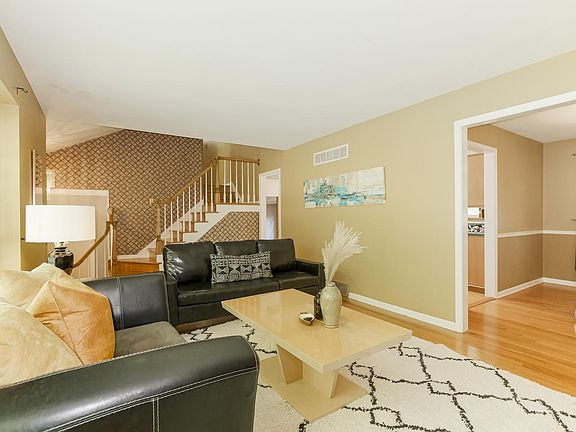 2nd image of 107 W 104th St #18107271