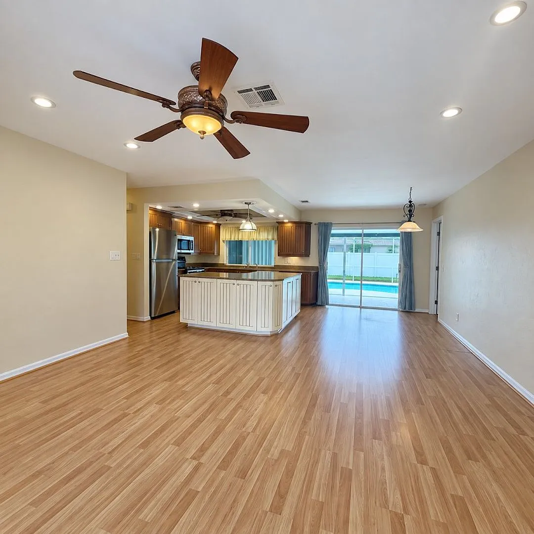 3 Bedroom/2 Bathroom Home with Pool — Photo 2