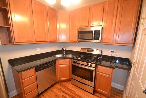 3rd image of 1638 W Greenleaf Ave #46