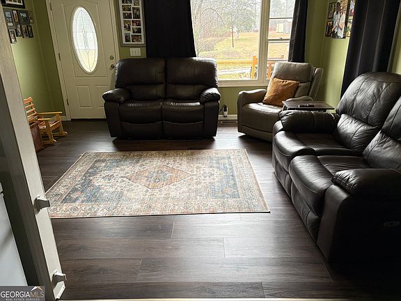 3rd image of 225 Jasper St