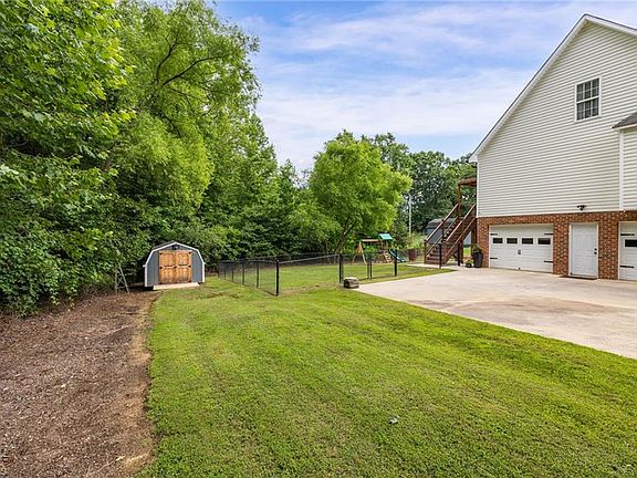 3rd image of 1131 Crescent Ct